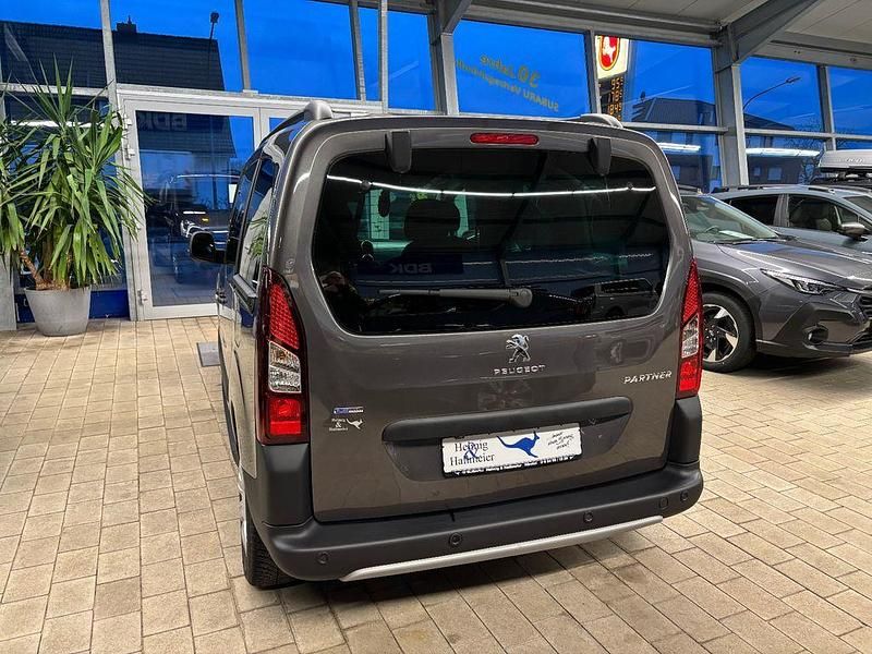 Gebraucht Peugeot Partner Tepee Outdoor 110 PS (80 kW) 2018 Lackierung moka/metalliclacki Van / Kleinbus