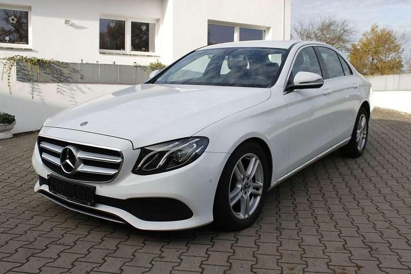 Gebraucht Mercedes E220 194 PS (142 kW) 2017 Weiß Limousine