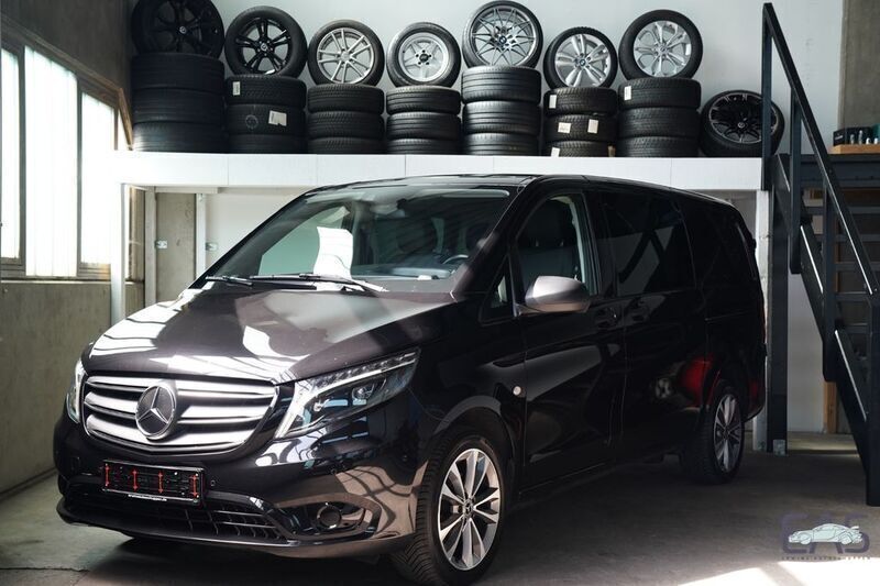Schwarz Gebraucht 2023 Mercedes Vito Van / Kleinbus | 39.990 € (Teuer) - Bild 1/4