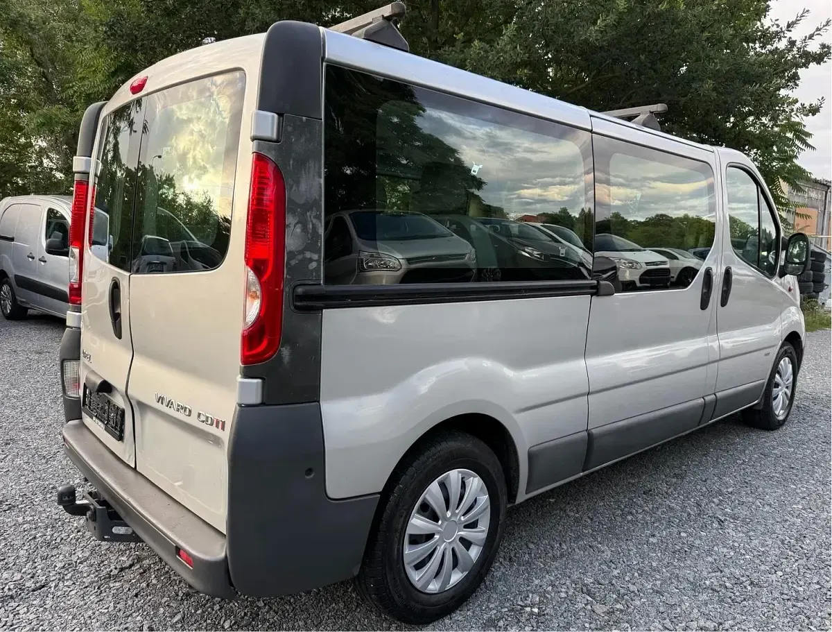 Gebraucht Opel Vivaro 114 PS (83 kW) 2012 Silber Van / Kleinbus