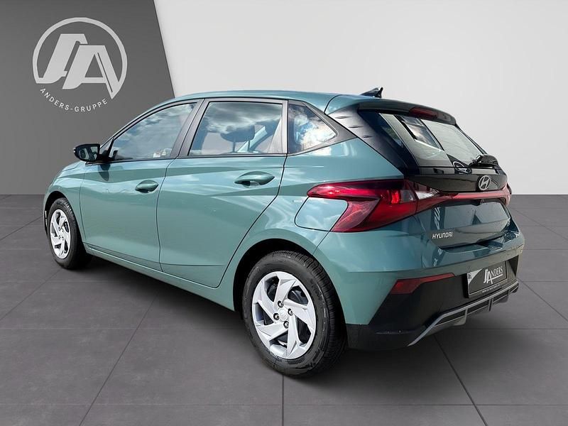 Gebraucht Hyundai i20 Select 79 PS (58 kW) 2025 Mangrove green Kleinwagen