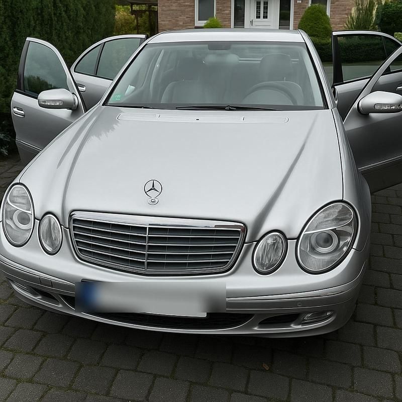 Silber Gebraucht 2005 Mercedes E200 Limousine | 3.100 € (Fairer Preis) - Bild 1/4