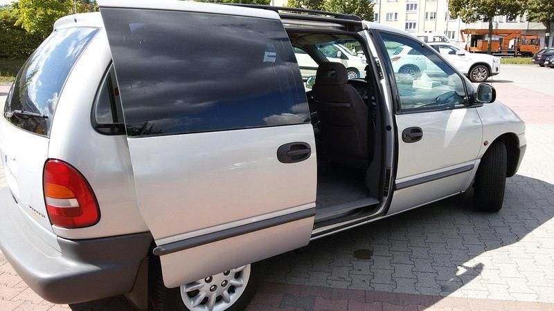 Gebraucht Chrysler Voyager 133 PS (97 kW) 2000 Silber Van / Kleinbus