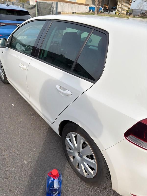 Gebraucht VW Golf VI 102 PS (75 kW) 2010 Weiß Kleinwagen