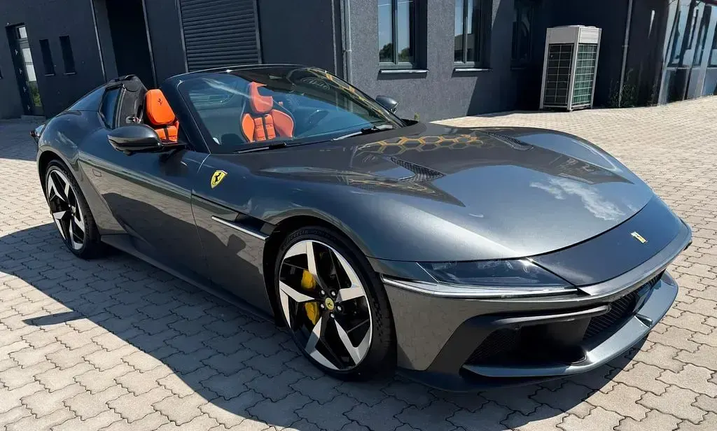 Neu Ferrari 12 Cilindri 831 PS (611 kW) 2026 Grau Cabrio