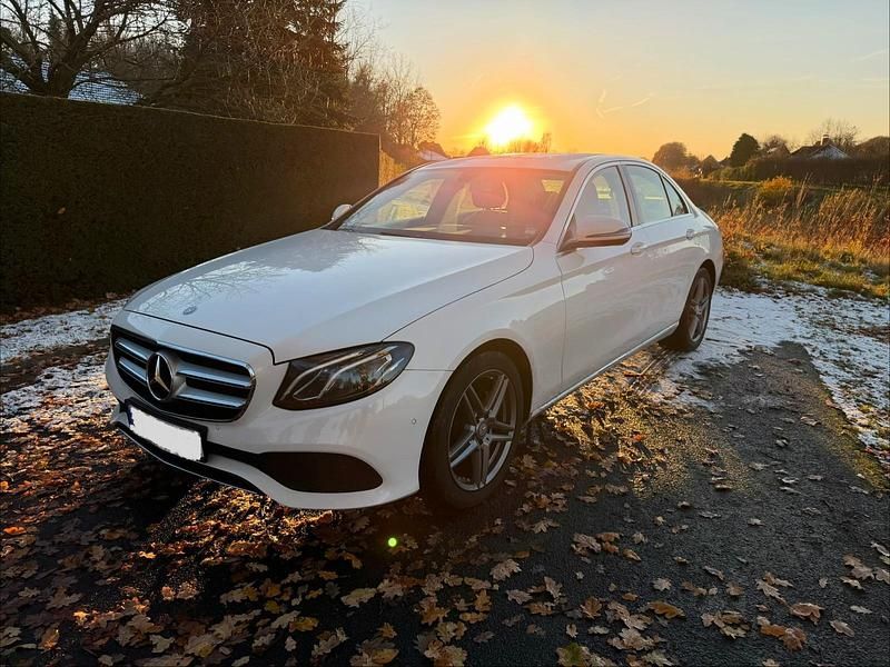 Weiß Gebraucht 2016 Mercedes E220 Avantgarde Limousine | 20.999 € - Bild 1/4