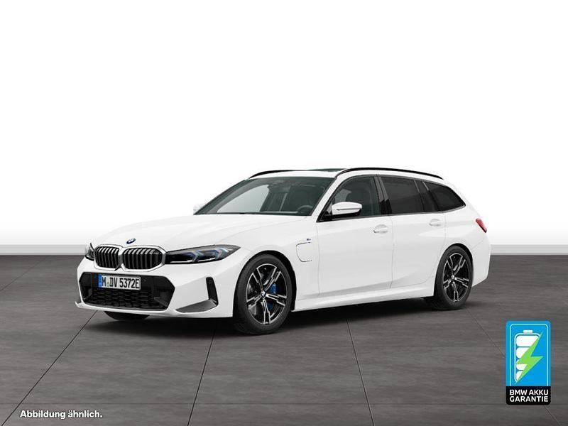 Weiß Gebraucht 2025 BMW 330e M Sport Kombi | 50.120 € (Fairer Preis) - Bild 1/1