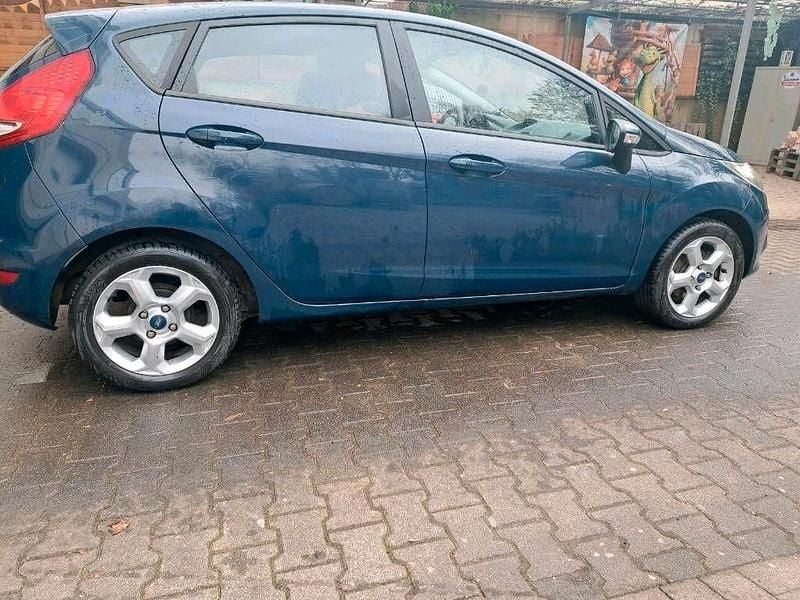 Gebraucht Ford Fiesta 81 PS (59 kW) 2009 Blau Kleinwagen