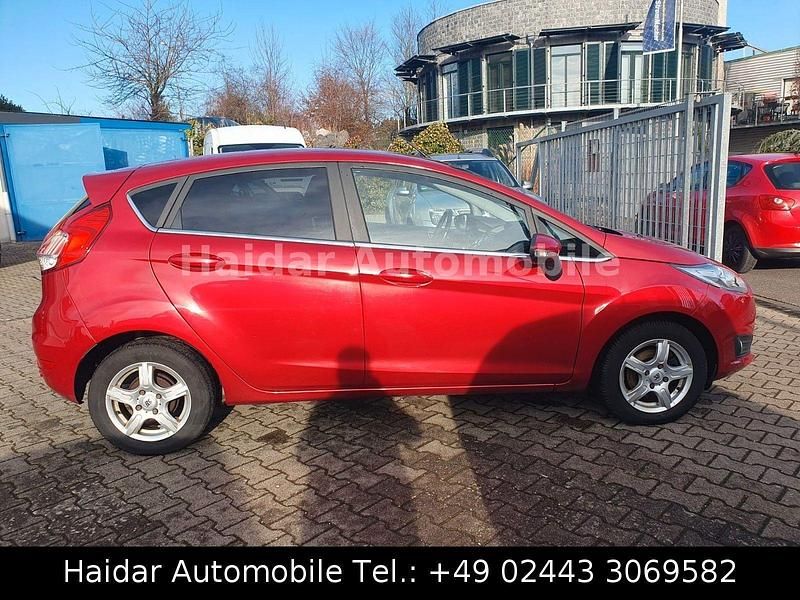 Gebraucht Ford Fiesta Titanium 95 PS (69 kW) 2016 Rot Limousine