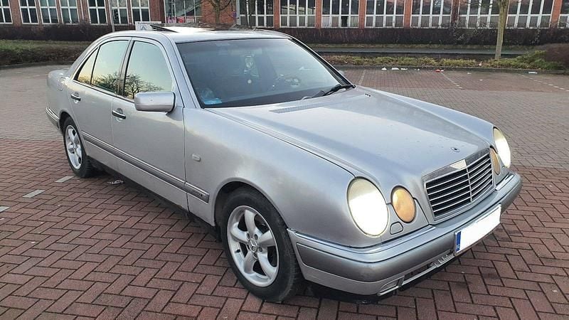 Gebraucht Mercedes E290 129 PS (94 kW) 1996 Silber Limousine