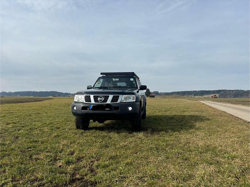 Schwarz Gebraucht 2008 Nissan Patrol SUV | 26.800 € (Fairer Preis) - Bild 1/3
