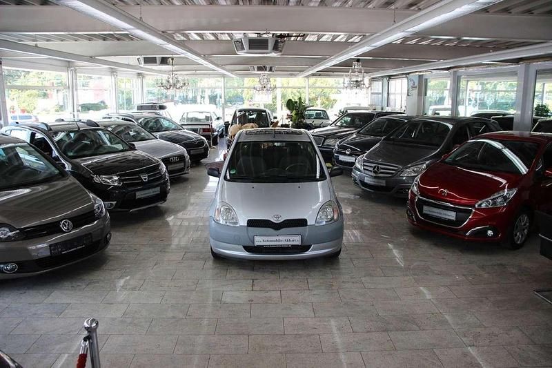 Grau Gebraucht 1999 Toyota Yaris Limousine | 1.490 € (Guter Preis) - Bild 1/4