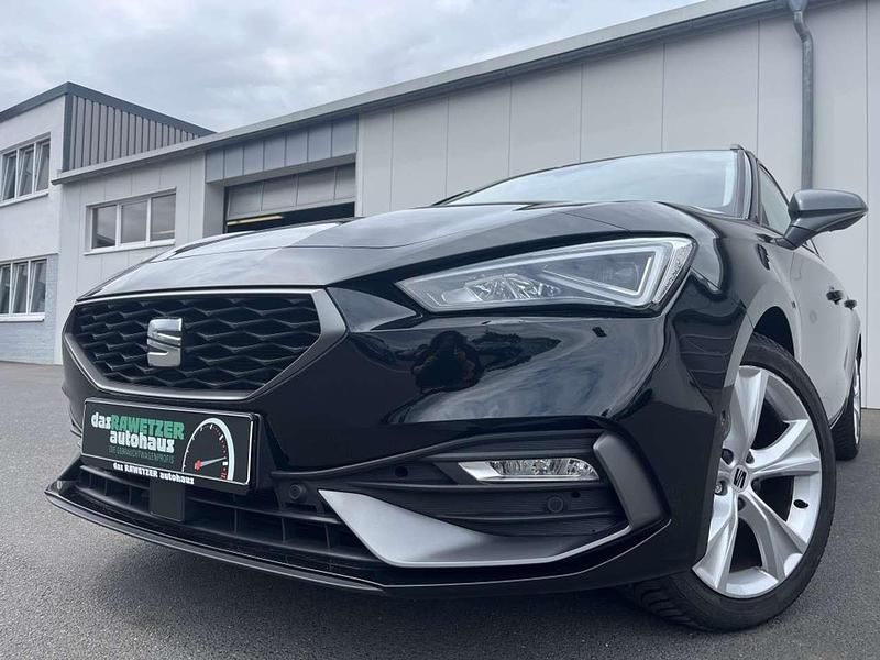 Mitternachtsschwarz Gebraucht 2024 Seat Leon FR-Line Kombi | 24.640 € (Superpreis) - Bild 1/4