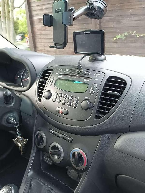 Silber Gebraucht 2013 Hyundai i10 Edition Kleinwagen | 4.490 € (Etwas zu teuer) - Bild 1/4