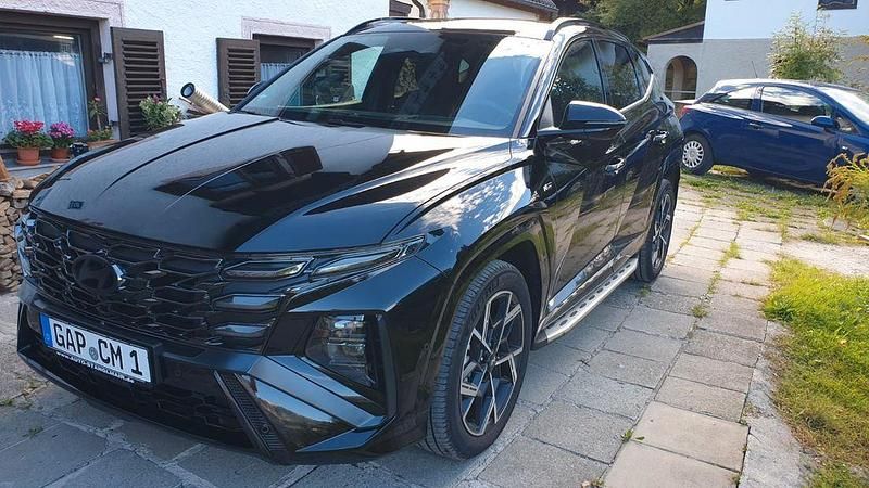 Schwarz Gebraucht 2025 Hyundai Tucson N Line SUV | 42.200 € (Fairer Preis) - Bild 1/4