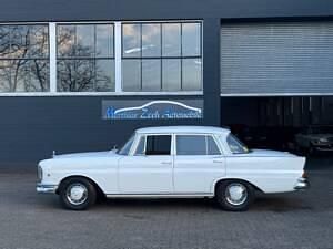 Weiß Gebraucht 1965 Mercedes 230 Limousine | 28.900 € - Bild 1/4