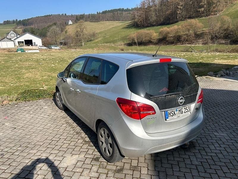 Gebraucht Opel Meriva Design Edition 101 PS (74 kW) 2011 Silber Van / Kleinbus