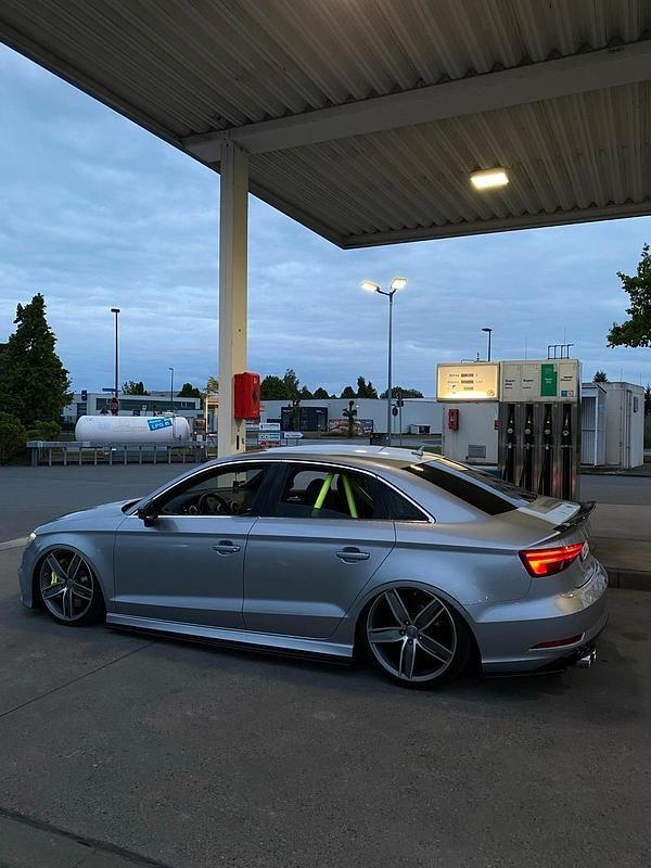 Silber Gebraucht 2017 Audi A3 Limousine | 19.999 € - Bild 1/4