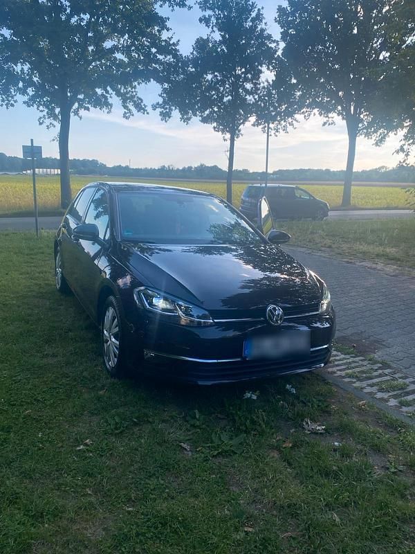 Rot Gebraucht 2018 VW Golf VII Kleinwagen | 14.500 € (Fairer Preis) - Bild 1/4