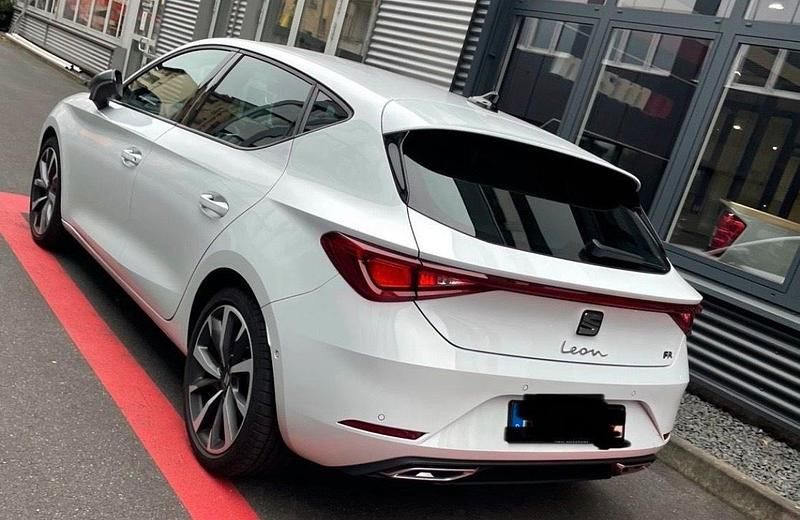 Weiß Gebraucht 2020 Seat Leon FR Limousine | 18.299 € (Guter Preis) - Bild 1/4