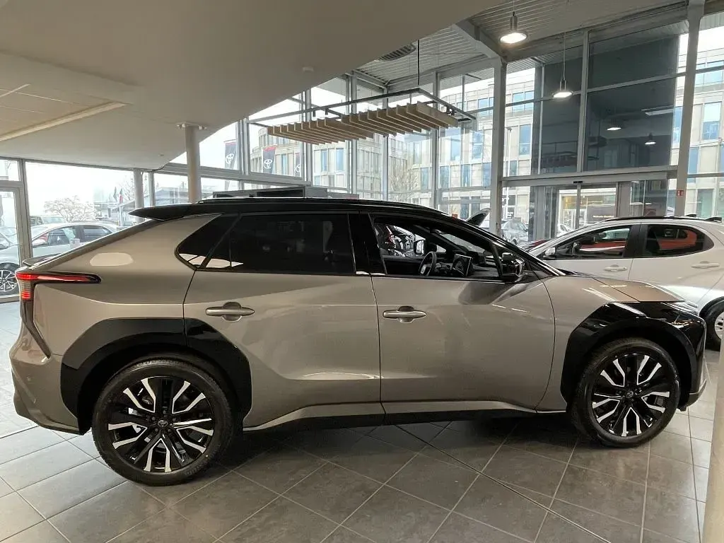 Neu Toyota bZ4X Lounge 150 kW (204 PS) 2026 Palladiumsilber metallic/dach SUV
