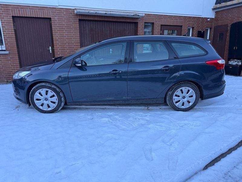 Grau Gebraucht 2012 Ford Focus Kombi | 2.950 € (Superpreis) - Bild 1/4