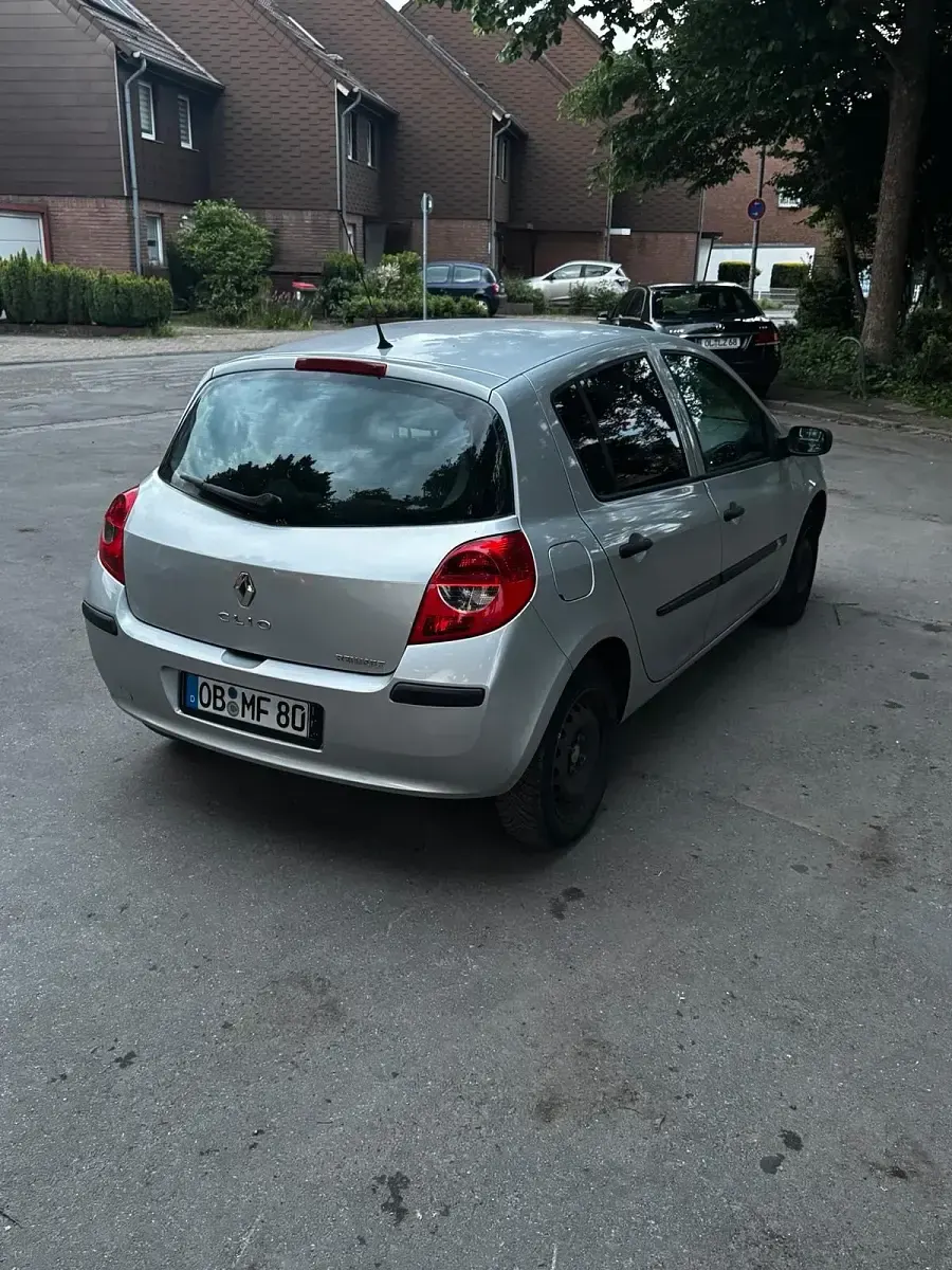 Używany Renault Clio II 75 KM (55 kW) 2007 Srebrny Hatchback