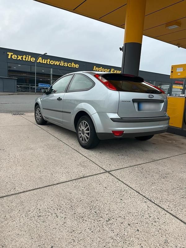 Gebraucht Ford Focus 102 PS (75 kW) 2005 Silber Limousine