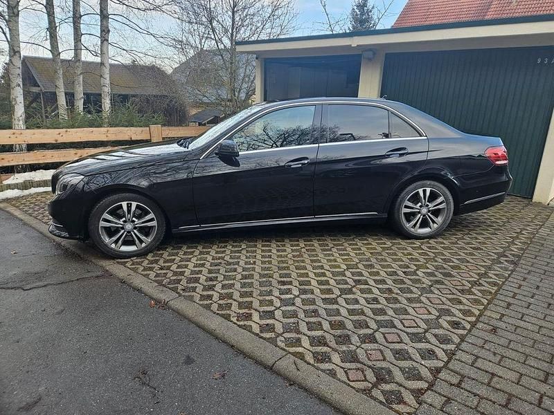 Gebraucht Mercedes E220 Avantgarde 170 PS (125 kW) 2016 Schwarz Limousine