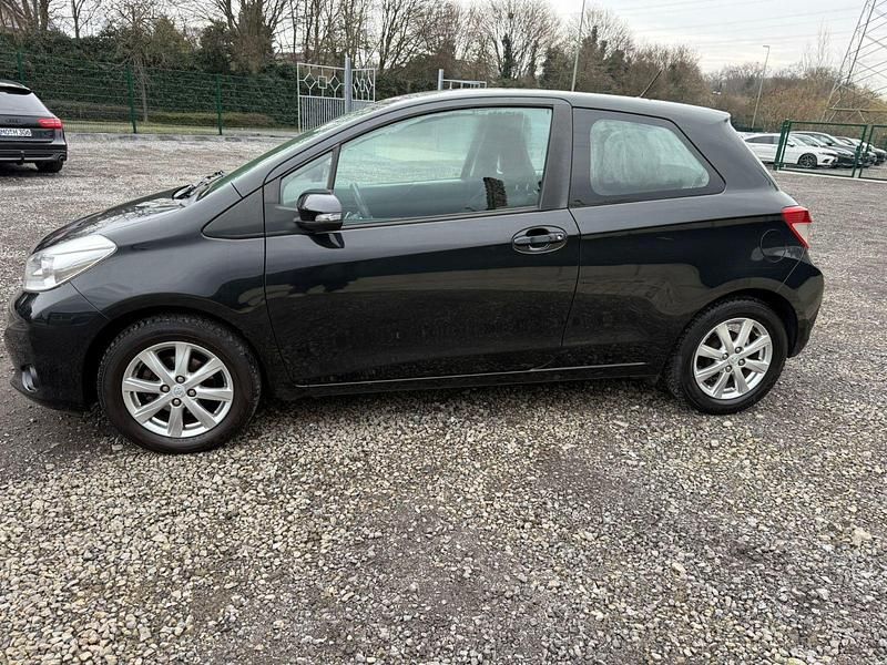 Gebraucht Toyota Yaris Cool 69 PS (50 kW) 2013 Schwarz Kleinwagen