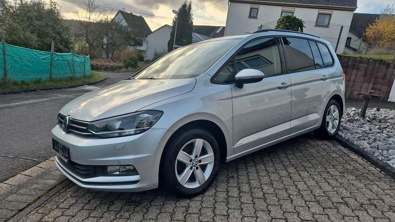Silber Gebraucht 2015 VW Touran Comfortline Van / Kleinbus | 16.900 € (Etwas zu teuer) - Bild 1/4