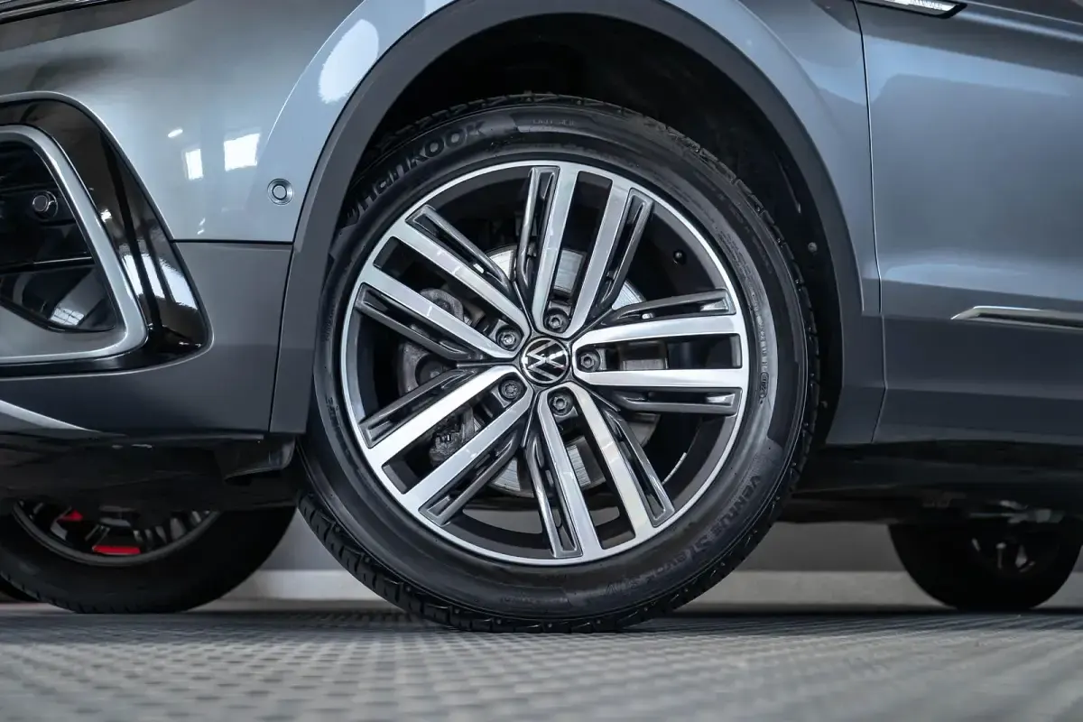 Gebraucht VW Tiguan Allspace Business 190 PS (139 kW) 2022 Platinum grey metallic SUV
