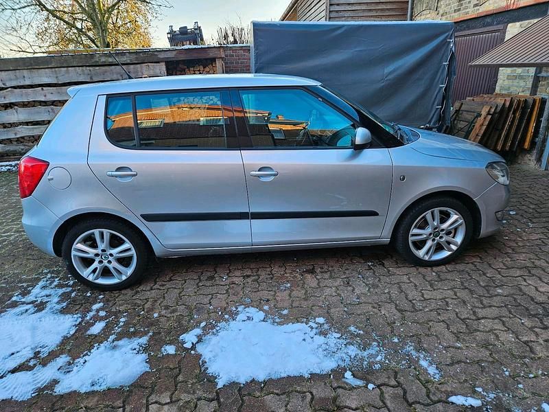 Silber Gebraucht 2012 Skoda Fabia Kleinwagen | 3.900 € (Fairer Preis) - Bild 1/4