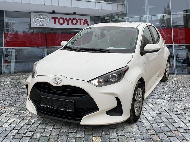 Weiss Gebraucht 2022 Toyota Yaris Comfort Kleinwagen | 13.490 € (Fairer Preis) - Bild 1/4