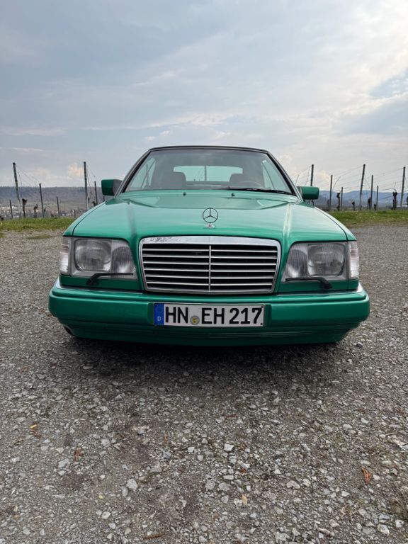 Grün Gebraucht 1996 Mercedes E320 Edition Cabrio | 39.500 € - Bild 1/4