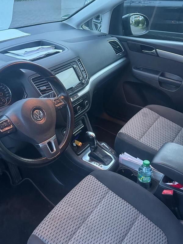 Second-hand VW Sharan 140 CP (102 kW) 2012 Negru Monovolum