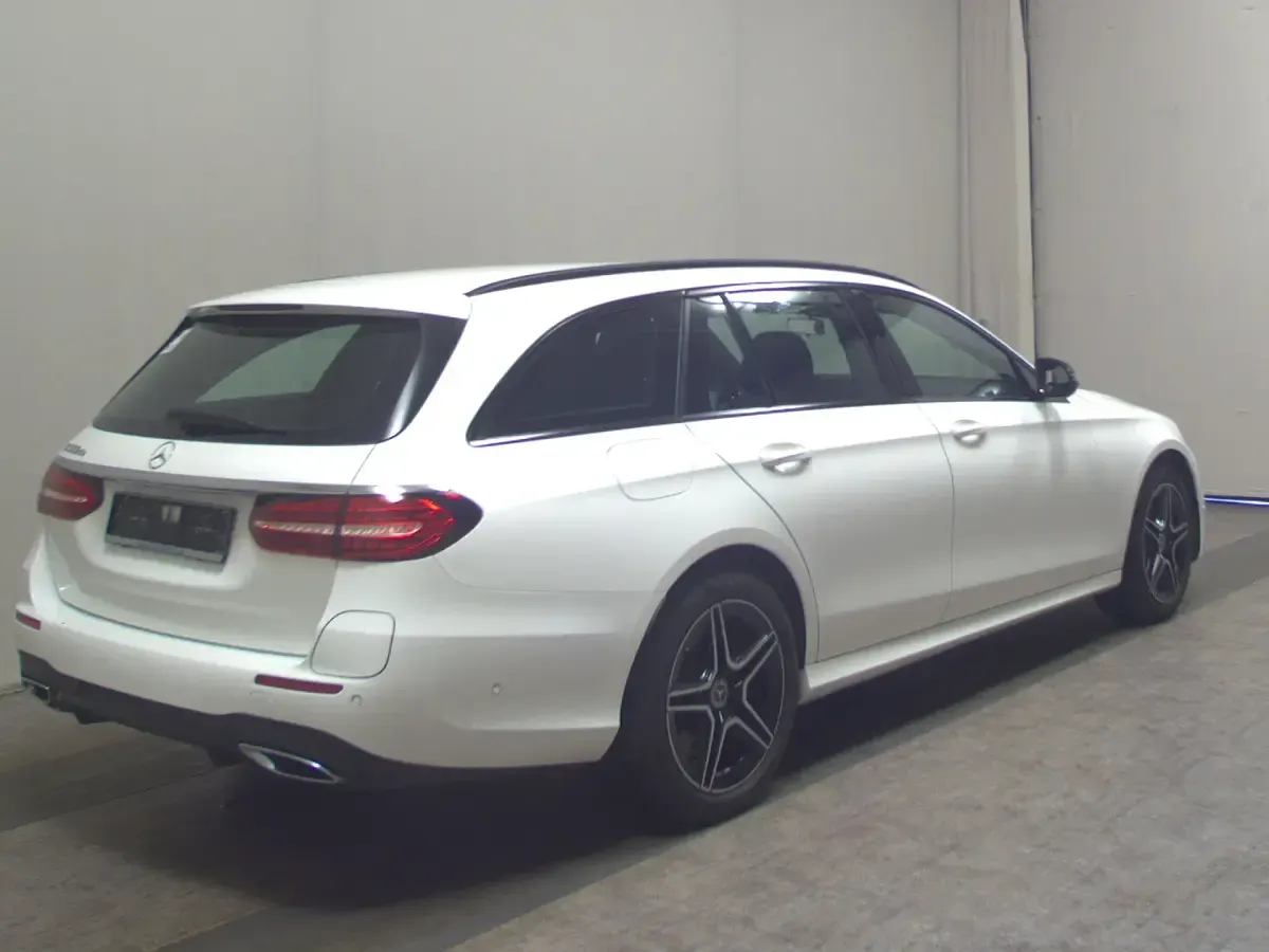 Gebraucht Mercedes E300 AMG line 306 PS (225 kW) 2021 Weiss Limousine