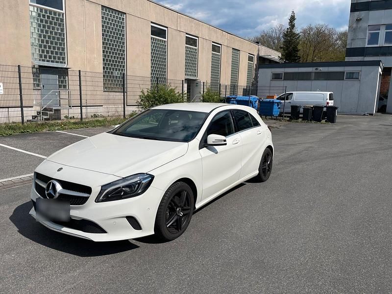 Second-hand Mercedes A200 156 CP (114 kW) 2017 Alb Hatchback