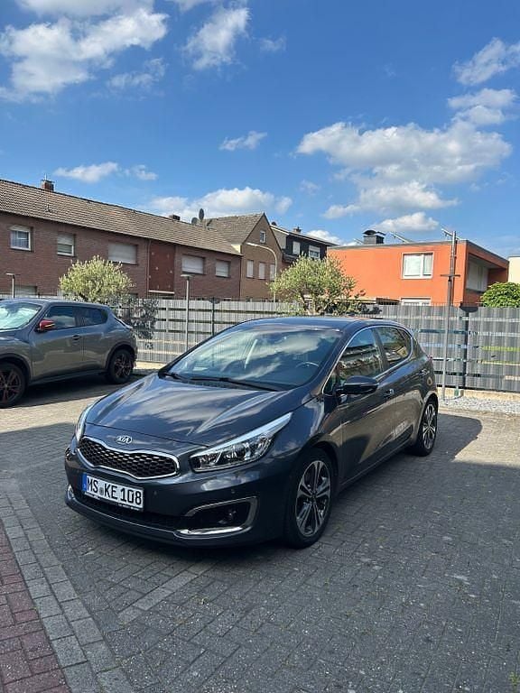 Grau Gebraucht 2017 Kia Ceed GT GT-Line Limousine | 11.300 € (Fairer Preis) - Bild 1/4