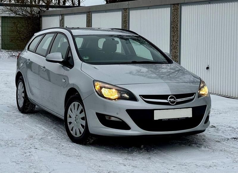 Gebraucht Opel Astra Edition 110 PS (80 kW) 2013 Silber Kombi