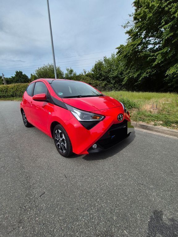 Rot Gebraucht 2020 Toyota Aygo Club Kleinwagen | 11.999 € (Fairer Preis) - Bild 1/4