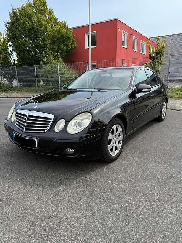 Schwarz Gebraucht 2007 Mercedes E220 Limousine | 7.000 € (Etwas zu teuer) - Bild 1/4