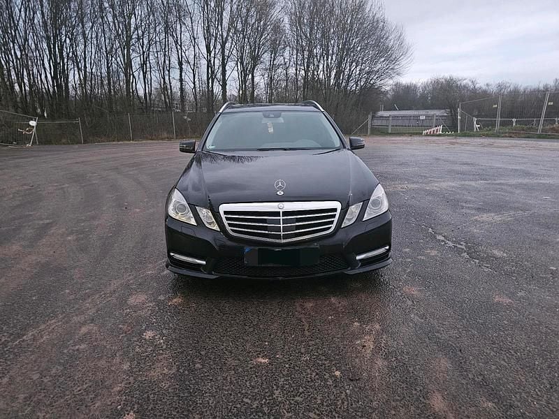 Schwarz Gebraucht 2012 Mercedes E500 AMG line Kombi | 11.999 € (Superpreis) - Bild 1/4