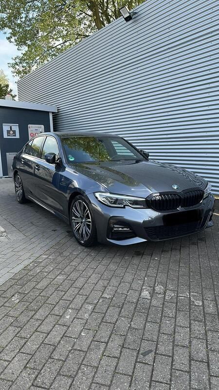Grau Gebraucht 2021 BMW 330 Limousine | 36.500 € (Fairer Preis) - Bild 1/4