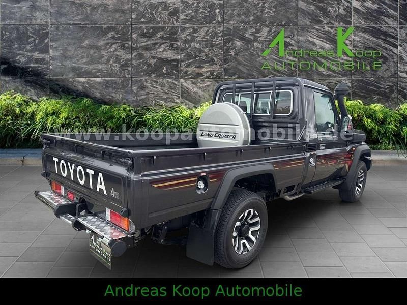 Neu Toyota Land Cruiser 204 PS (150 kW) 2026 Grau SUV