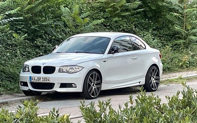 Weiß Gebraucht 2010 BMW 120 Coupé M Sport Coupé | 12.999 € - Bild 1/4