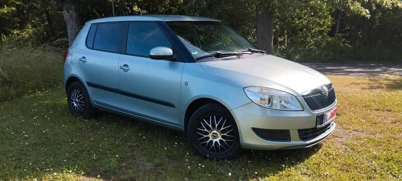 Grün Gebraucht 2010 Skoda Fabia Kleinwagen | 3.499 € (Fairer Preis) - Bild 1/4