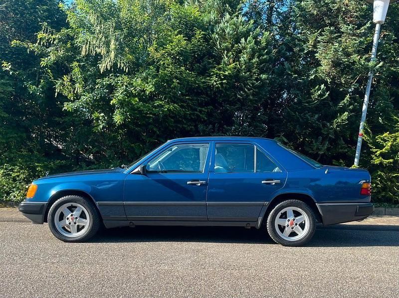 Gebraucht Mercedes E260 160 PS (117 kW) 1987 Blau Limousine
