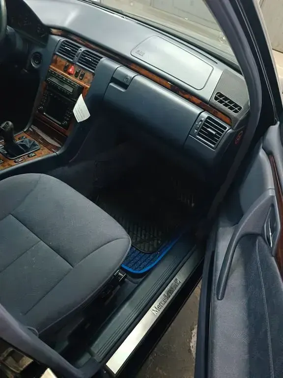 Gebraucht Mercedes E270 Elegance 177 PS (130 kW) 2001 Blau Limousine