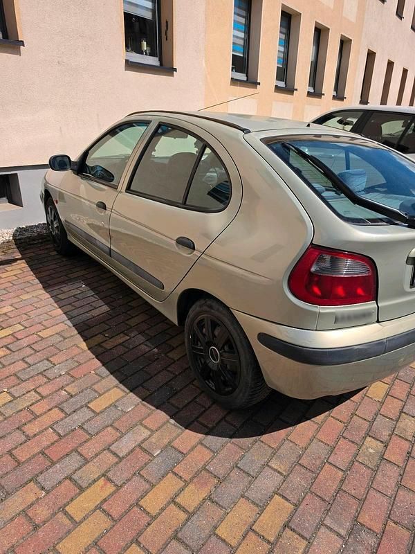 Usata Renault Mégane 75 CV (55 kW) 2000 Oro Berlina